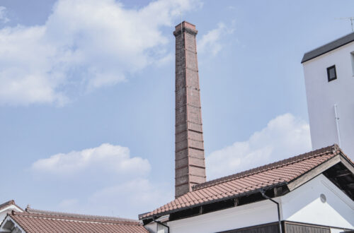 西条酒蔵通りの赤レンガ煙突
