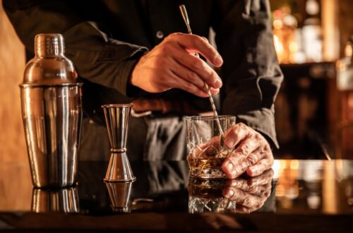カクテルを作るバーテンダー